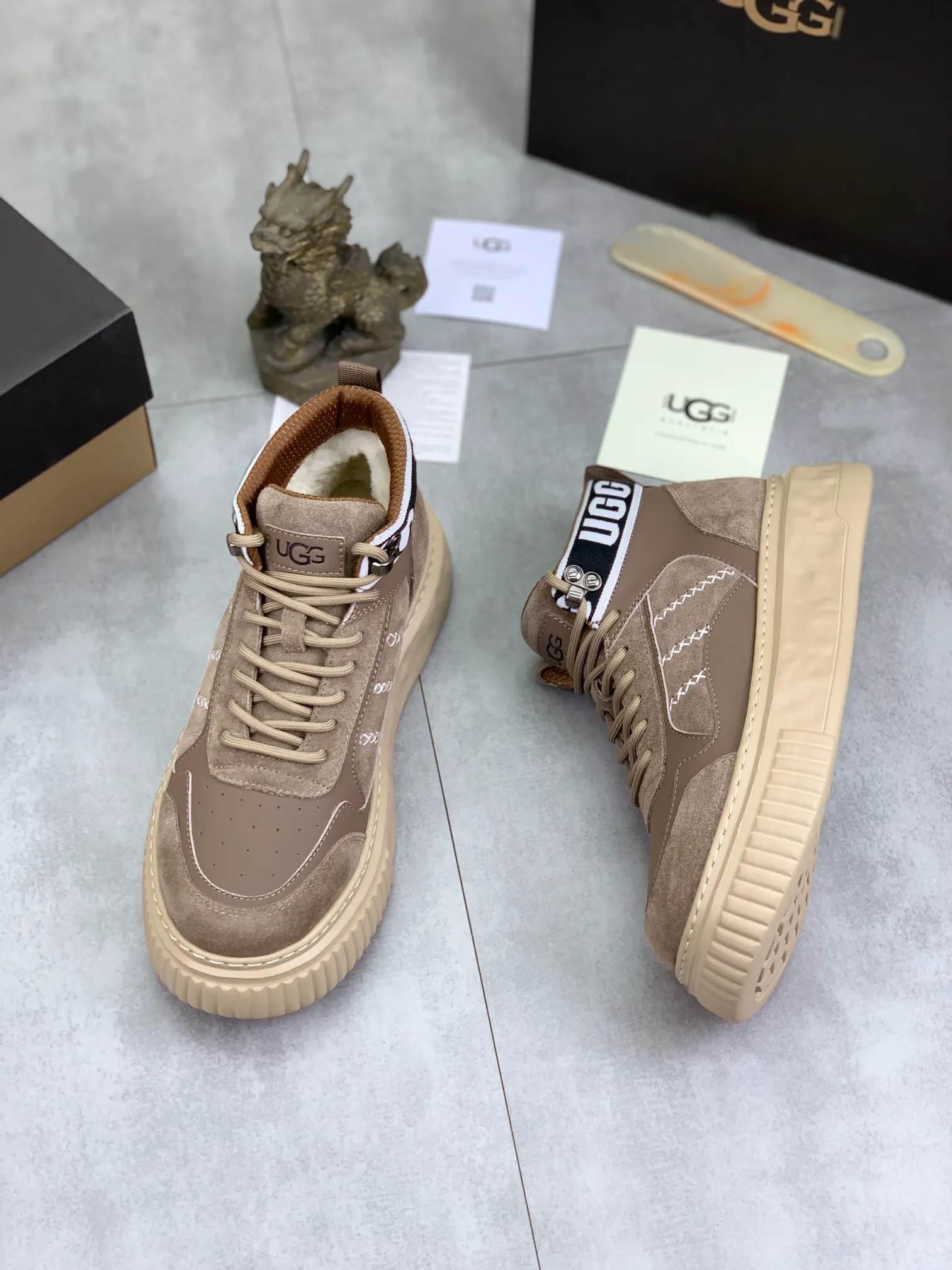 Men's shoes 💰P640 [New style] 💰 🆘 "Real wool" [UGG] 👉The popular men's shoes are synchronized with the official website 🔰The quality of the genuine products [satisfied] is not comparable to the imitations in the general market 🌀The upper is imported Italian frosted cowhide, and the lining is: foot pad 🅰️ grade 🐑Real wool👻Only Grade A can show the effect The hand feels smooth and delicate 🔱The shoe shape is grand, only genuine manufacturers can do it 🎄The perfect toughness of the original outsole 👻⬛️ can allow customers to bid farewell to one-time consumption. Real wool lining, super warm. Brown and gray available. Size: 39-44